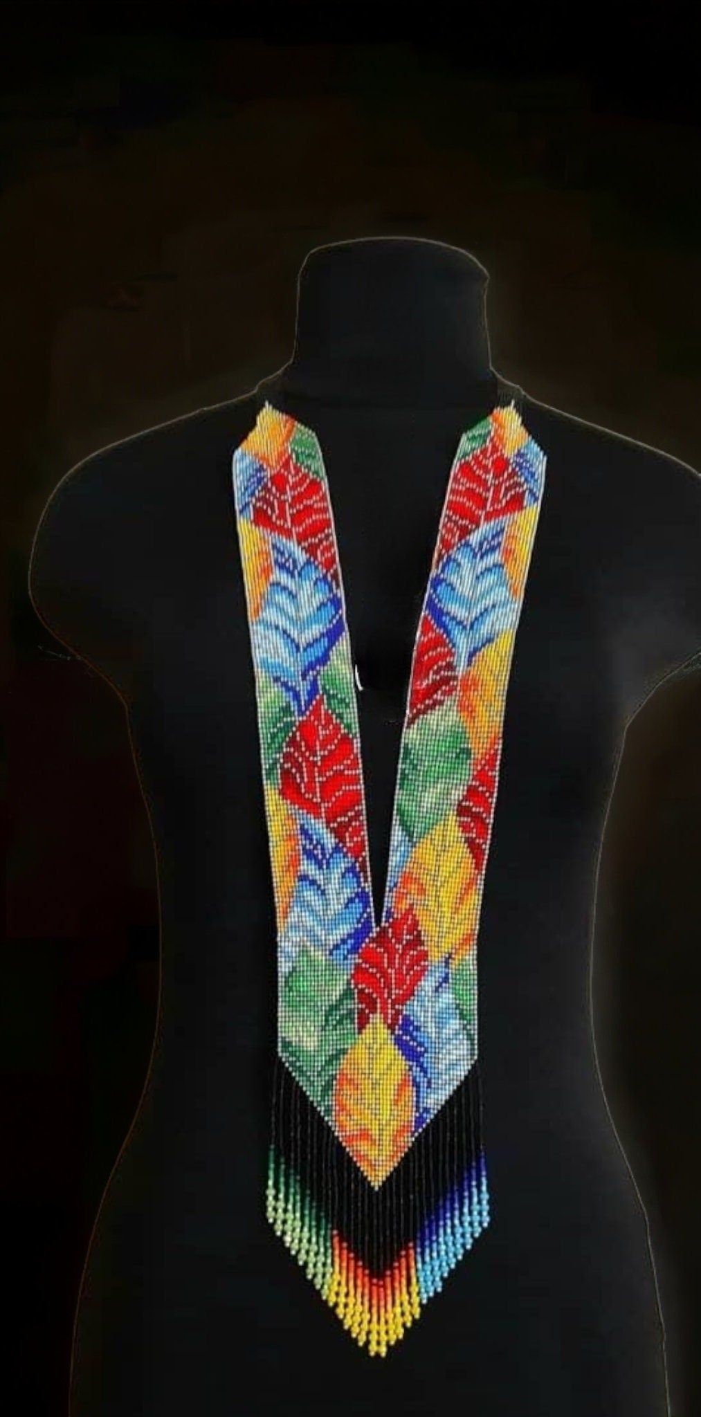 Ręcznie robiony naszyjnik z koralików: Kolorowa moda plemienna