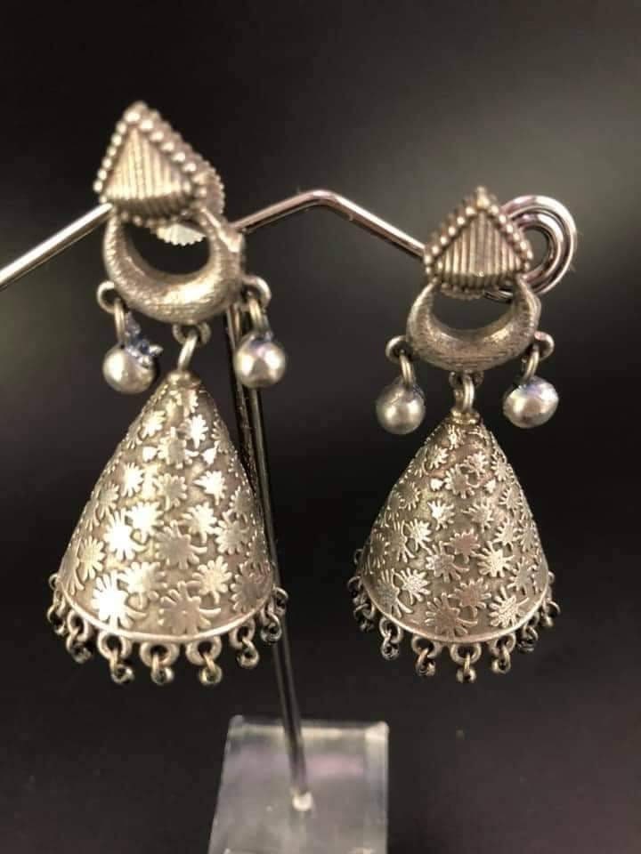 Kolczyki Jhumki z kwiatowym grawerem: Srebrne, indyjskie, w stylu boho