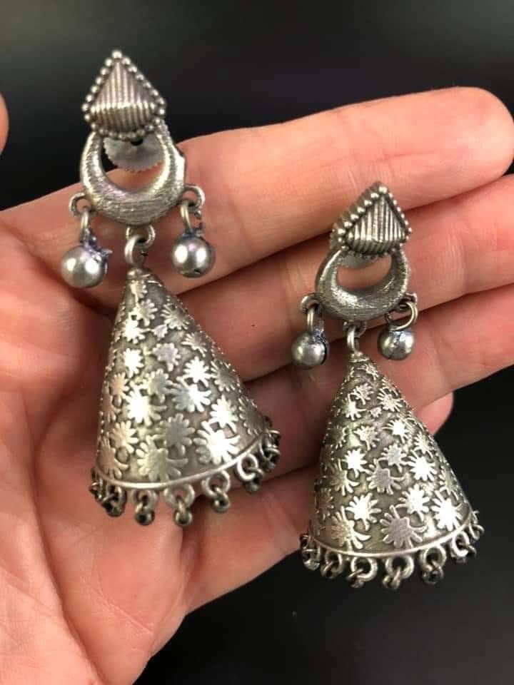 Kolczyki Jhumki z kwiatowym grawerem: Srebrne, indyjskie, w stylu boho