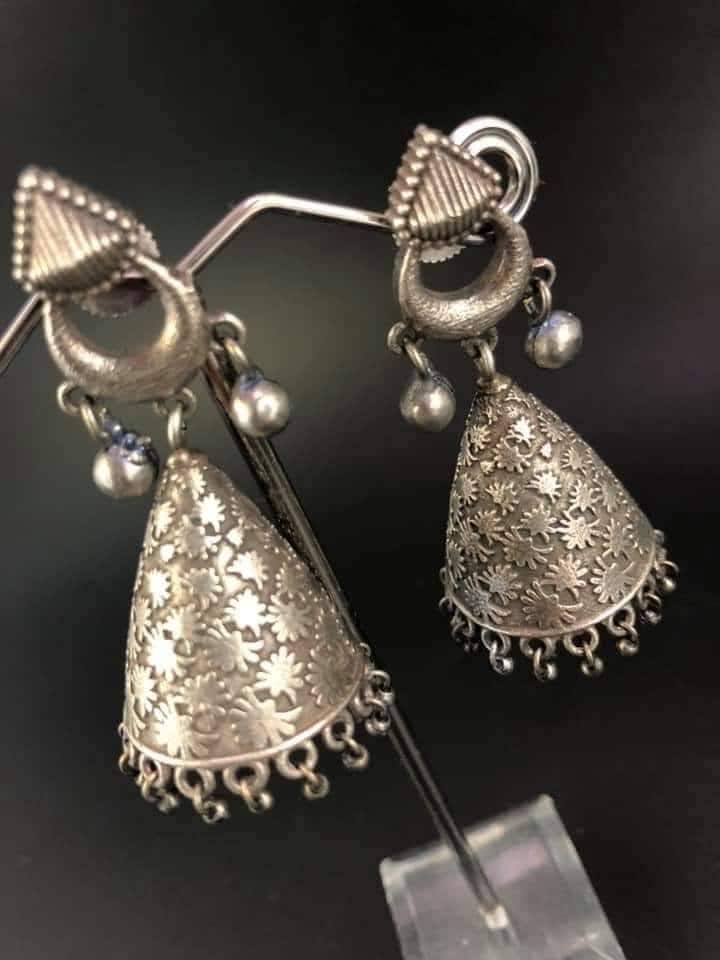 Kolczyki Jhumki z kwiatowym grawerem: Srebrne, indyjskie, w stylu boho